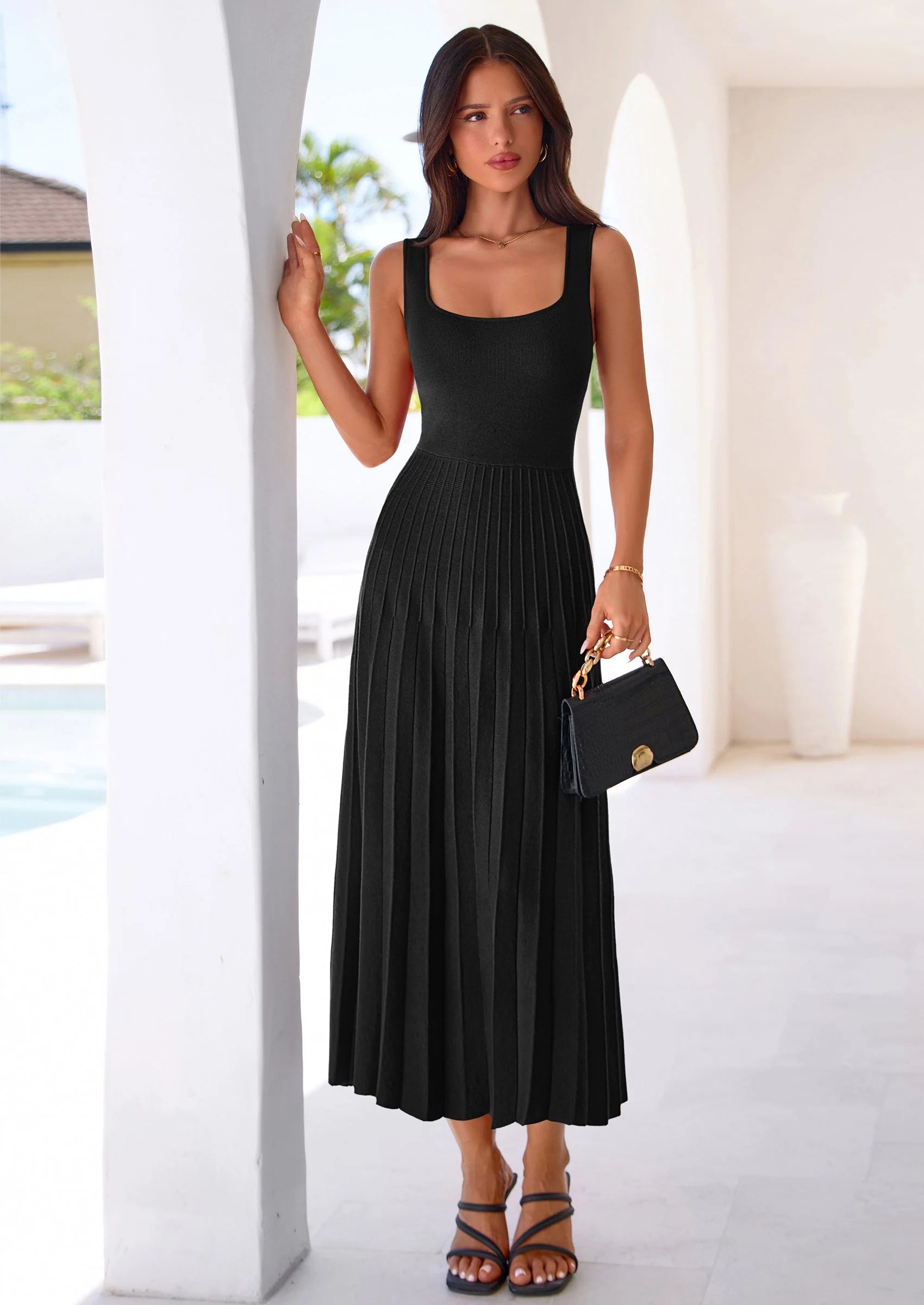 Robe mi-longue plissée en maille côtelée — col carré, sans manches, coupe trapèze fluide, élégante pour cocktail et soirée