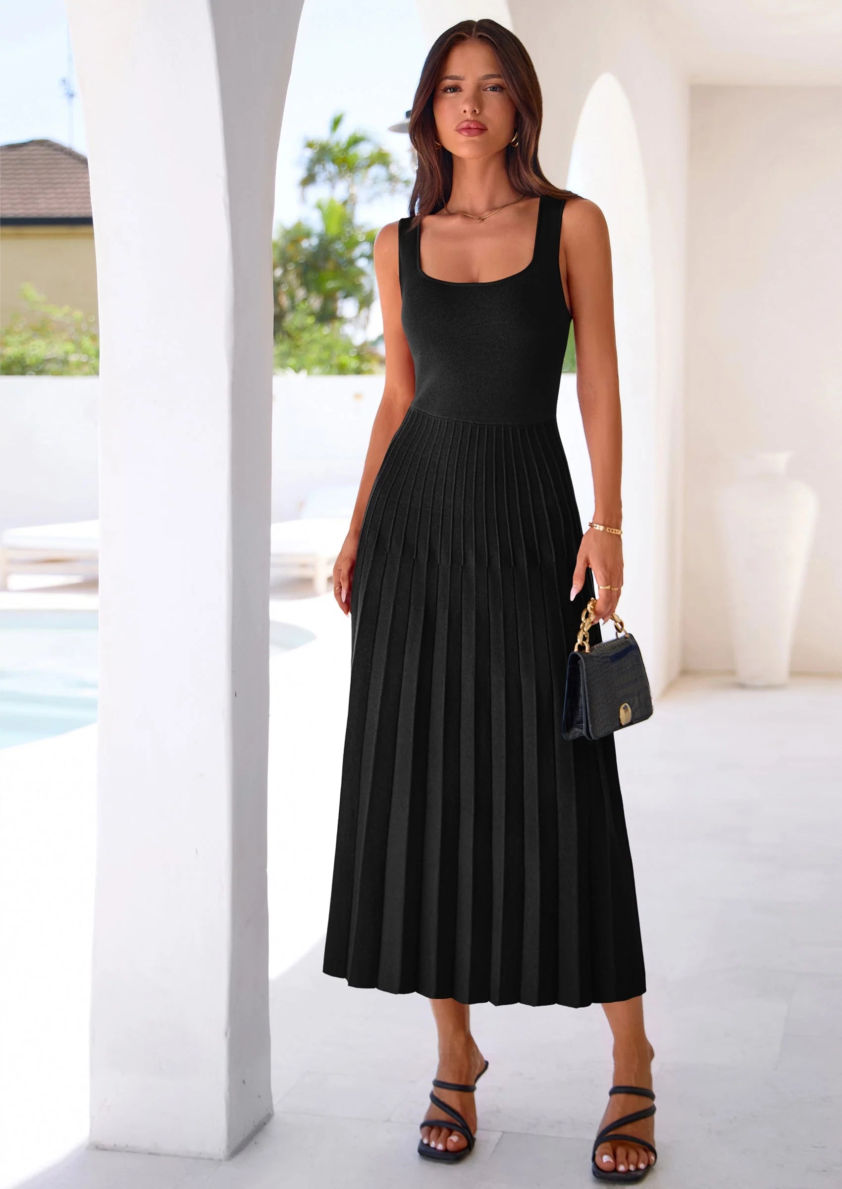 Robe mi-longue plissée en maille côtelée — col carré, sans manches, coupe trapèze fluide, élégante pour cocktail et soirée