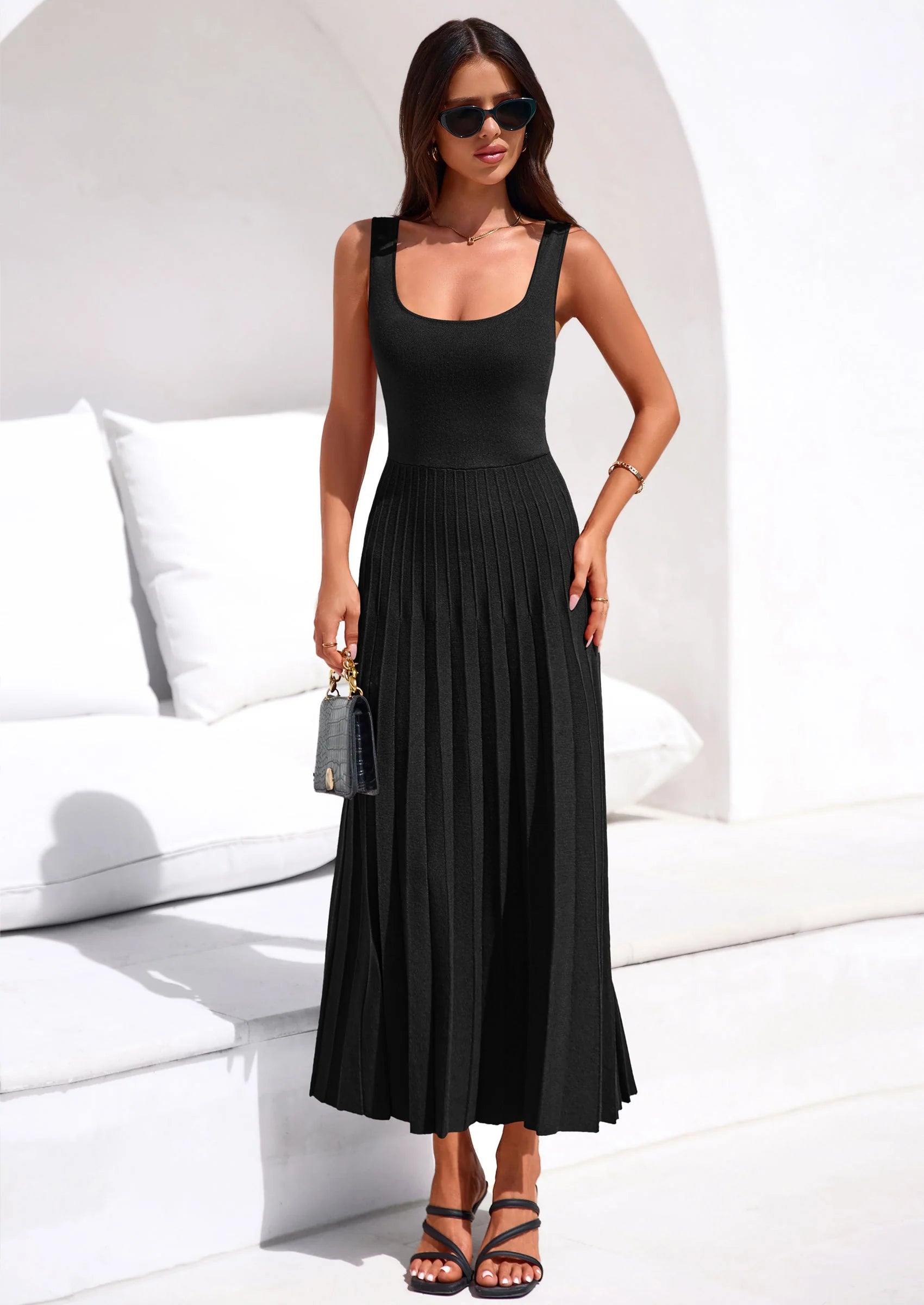 Robe mi-longue plissée en maille côtelée — col carré, sans manches, coupe trapèze fluide, élégante pour cocktail et soirée