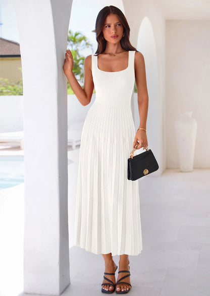 Robe mi-longue plissée en maille côtelée — col carré, sans manches, coupe trapèze fluide, élégante pour cocktail et soirée