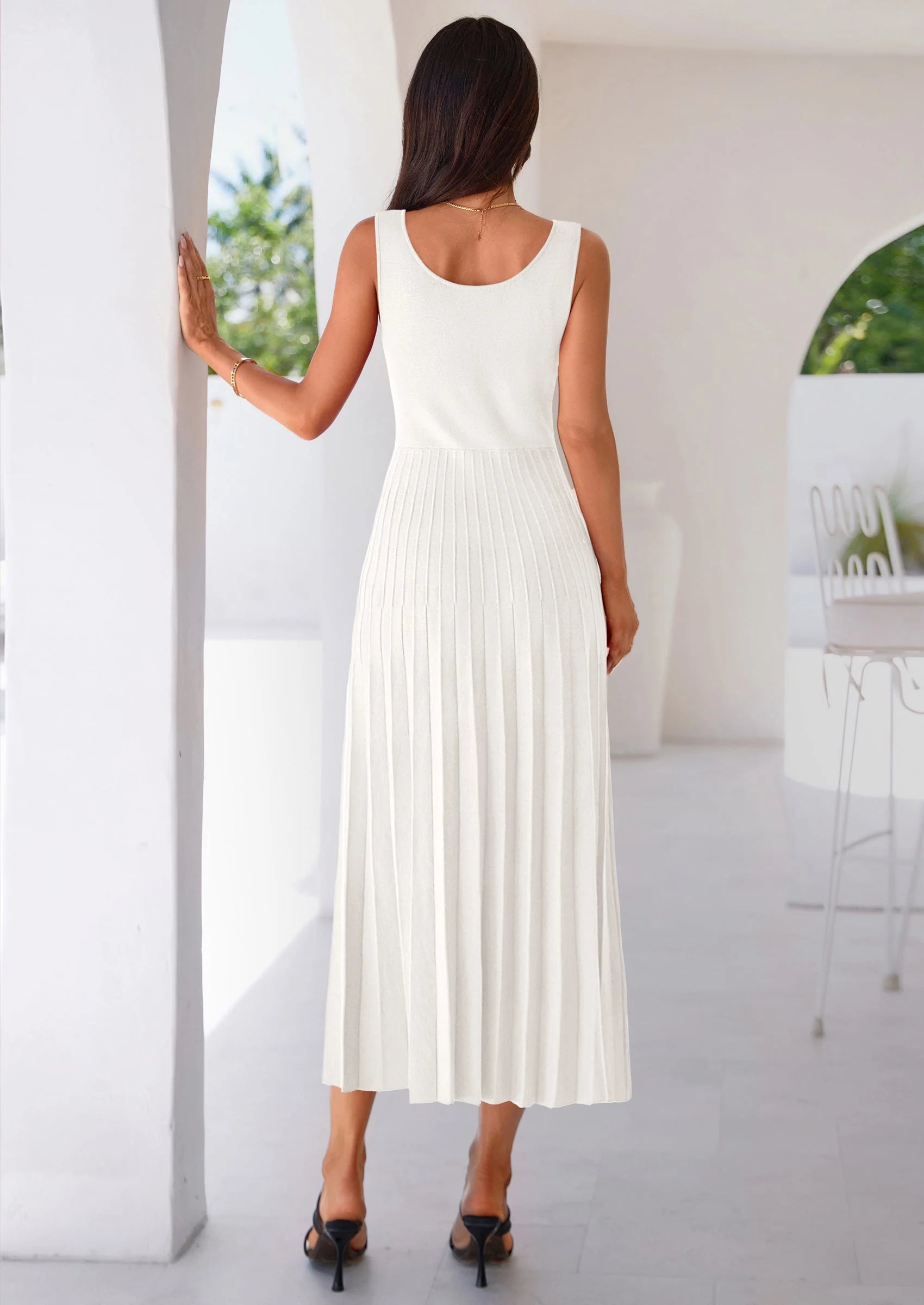 Robe mi-longue plissée en maille côtelée — col carré, sans manches, coupe trapèze fluide, élégante pour cocktail et soirée