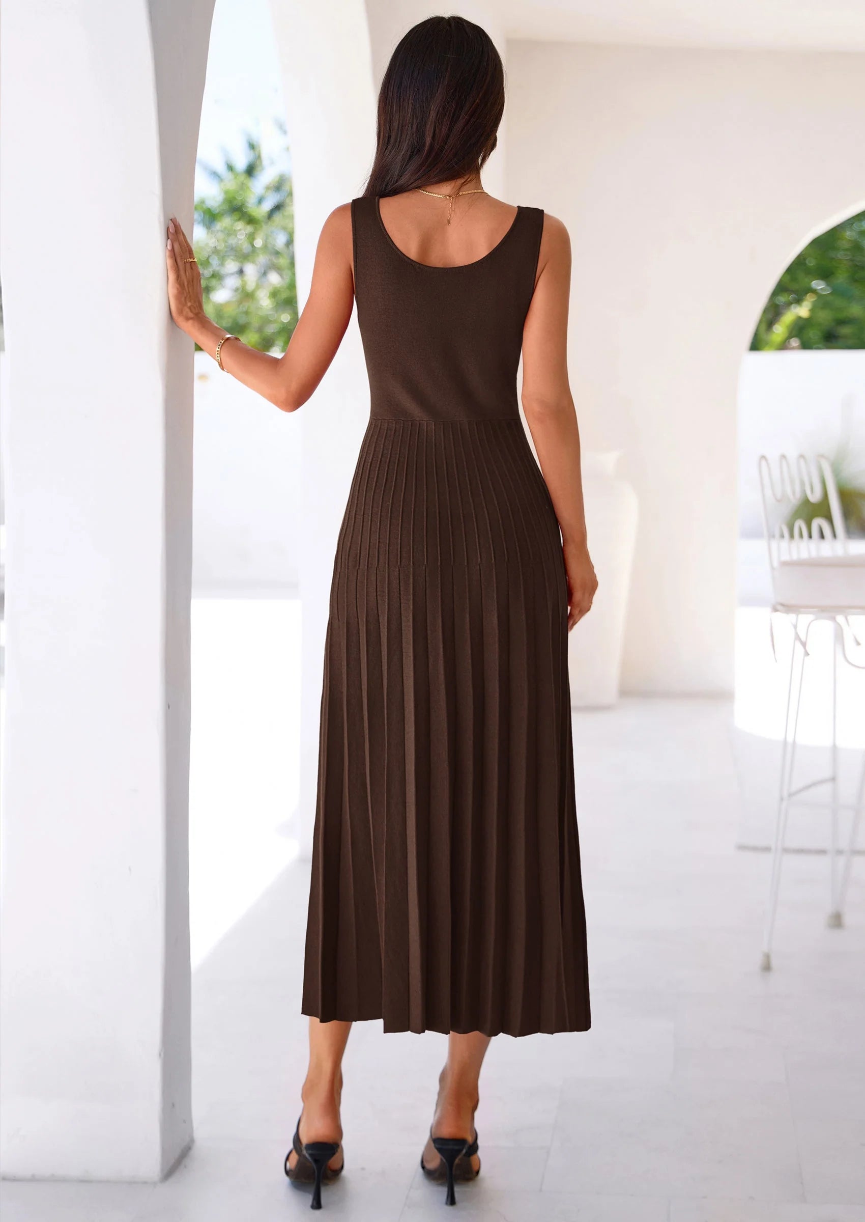 Robe mi-longue plissée en maille côtelée — col carré, sans manches, coupe trapèze fluide, élégante pour cocktail et soirée