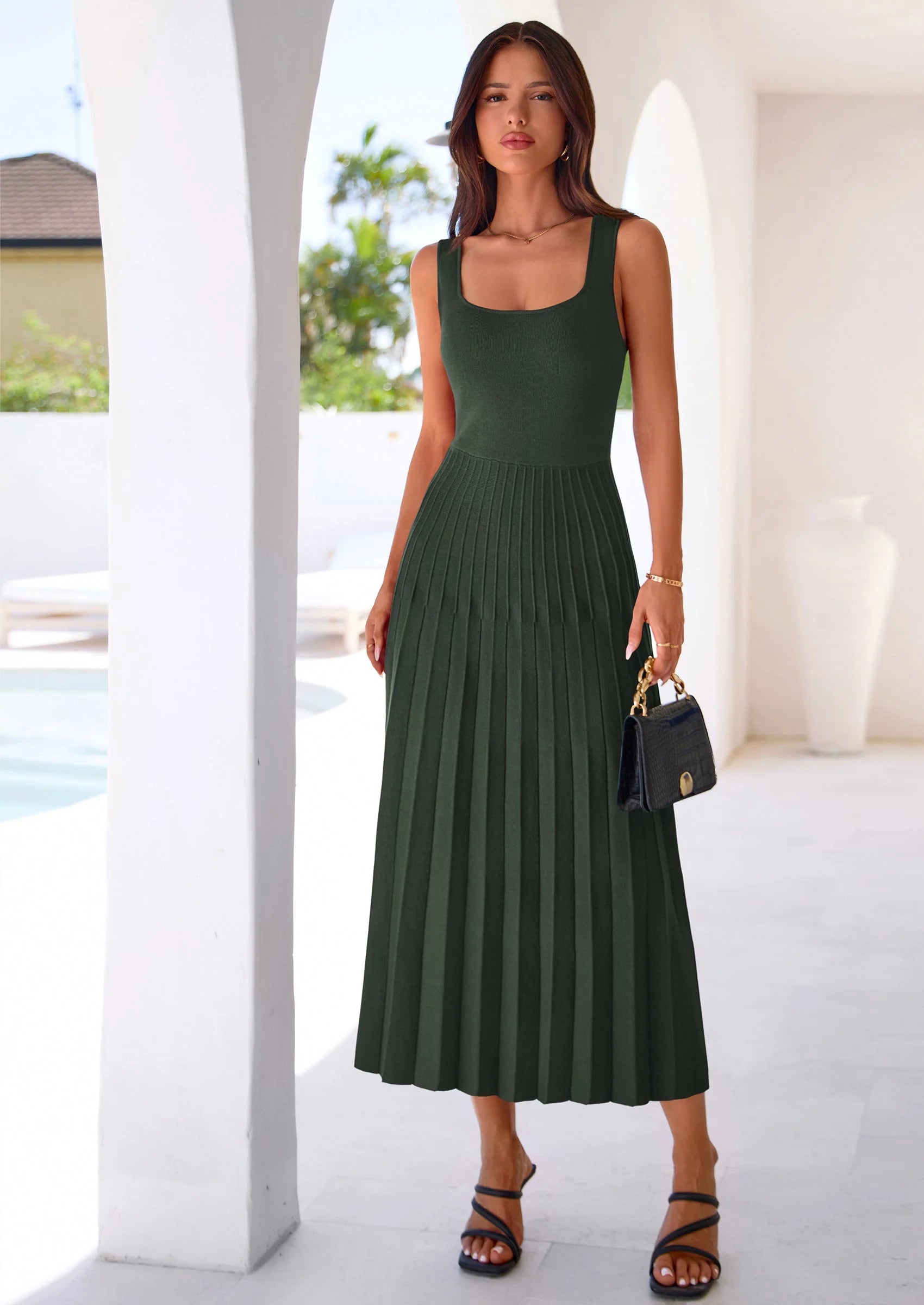 Robe mi-longue plissée en maille côtelée — col carré, sans manches, coupe trapèze fluide, élégante pour cocktail et soirée