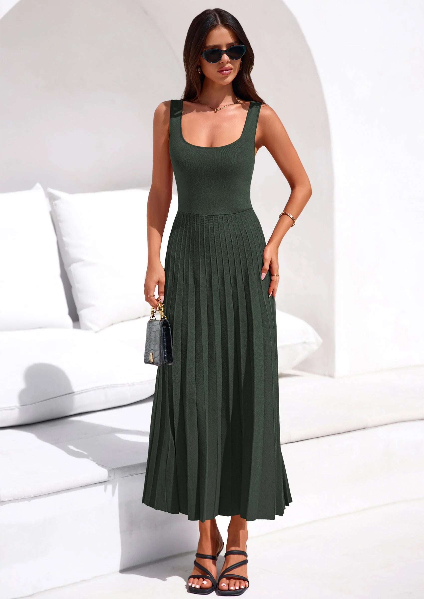 Robe mi-longue plissée en maille côtelée — col carré, sans manches, coupe trapèze fluide, élégante pour cocktail et soirée