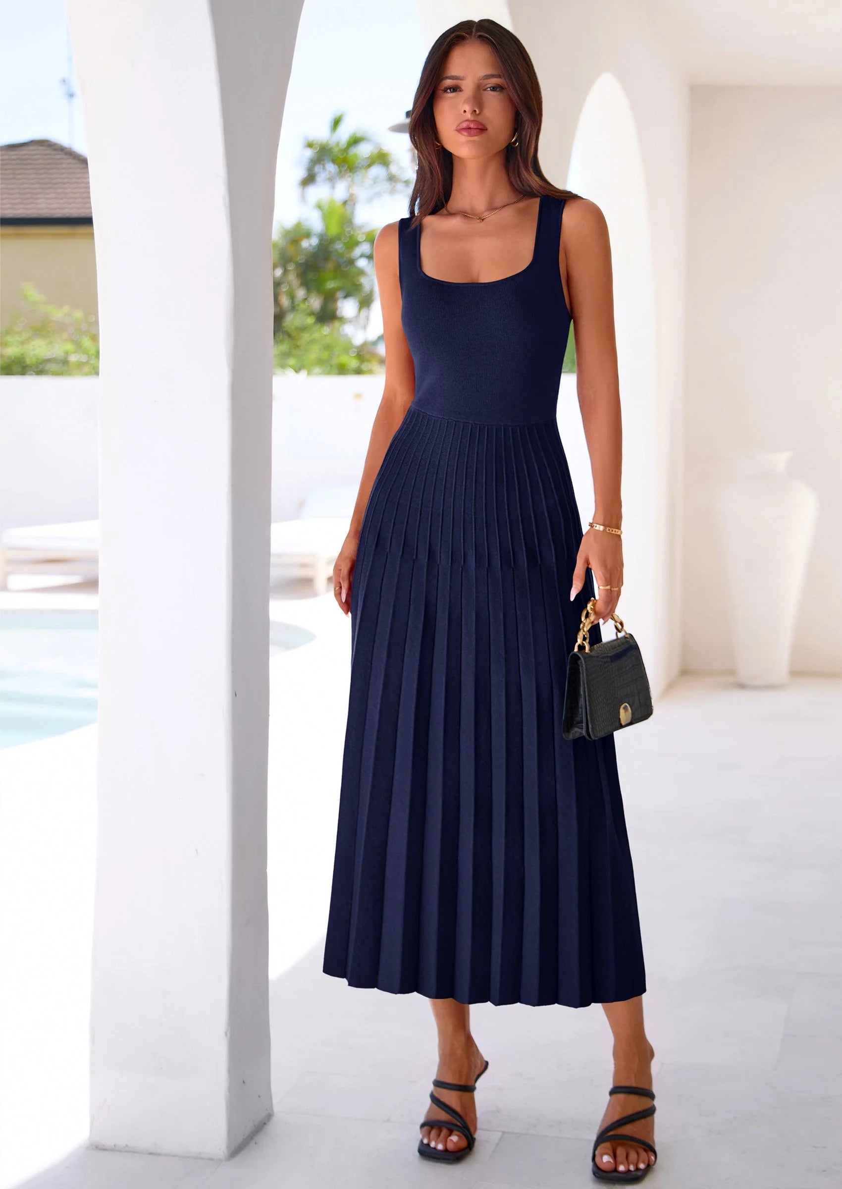 Robe mi-longue plissée en maille côtelée — col carré, sans manches, coupe trapèze fluide, élégante pour cocktail et soirée