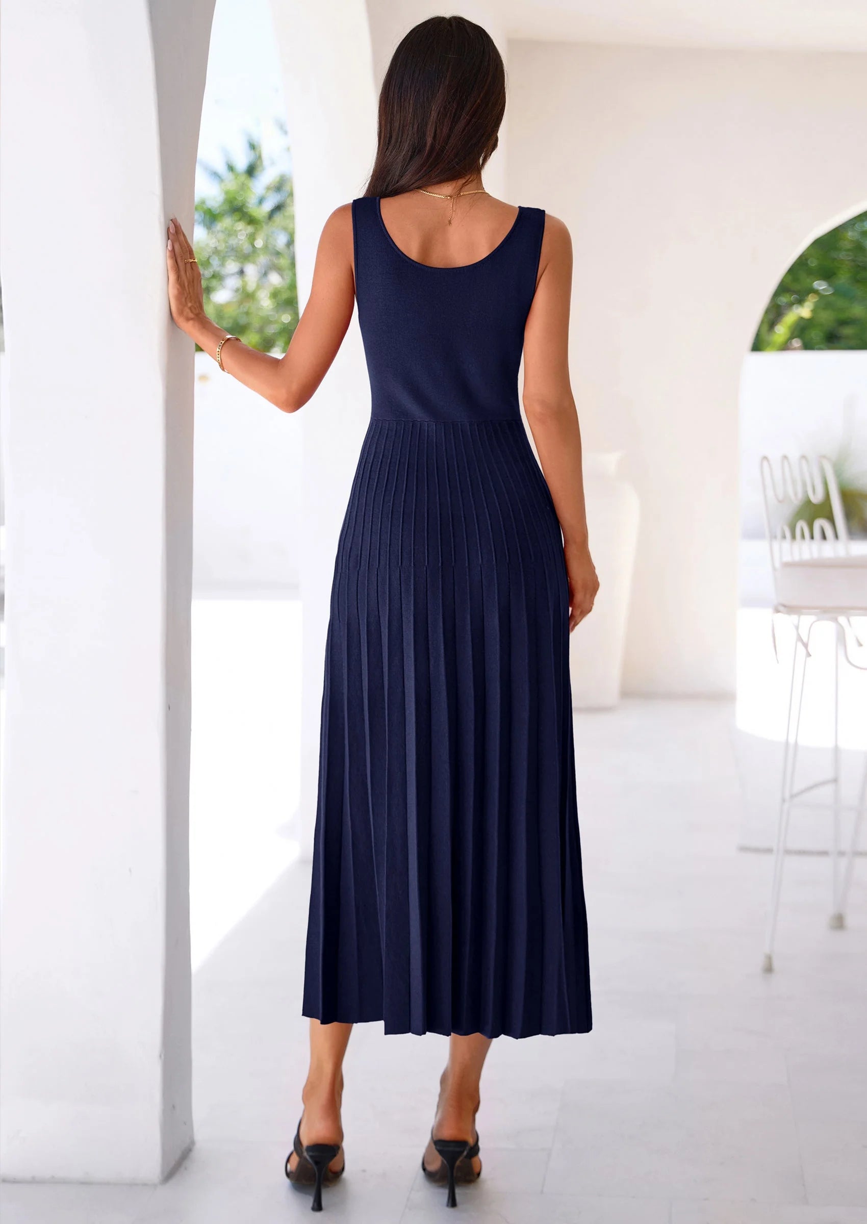 Robe mi-longue plissée en maille côtelée — col carré, sans manches, coupe trapèze fluide, élégante pour cocktail et soirée